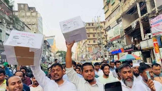বাংলাদেশে চাঁদাবাজিবিরোধী ব্যঙ্গাত্মক কর্মসূচি পালন করলেন এনসিপি নেতারা